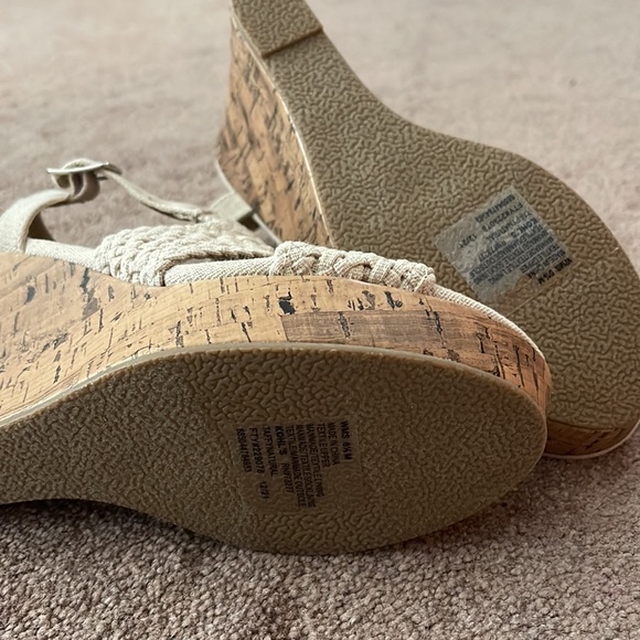 BRAND NEW SANDAL/WEDGE - Picture 3 of 3